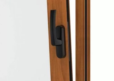 Вариант оформления алюминиевых поверхностей остекленных дверей с использованием древесного декора