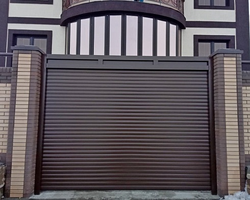 Роллетные ворота Алютех серии Prestige со сплошным алюминиевым профилем роликовой прокатки AG/77 с доставкой в Шахтах 